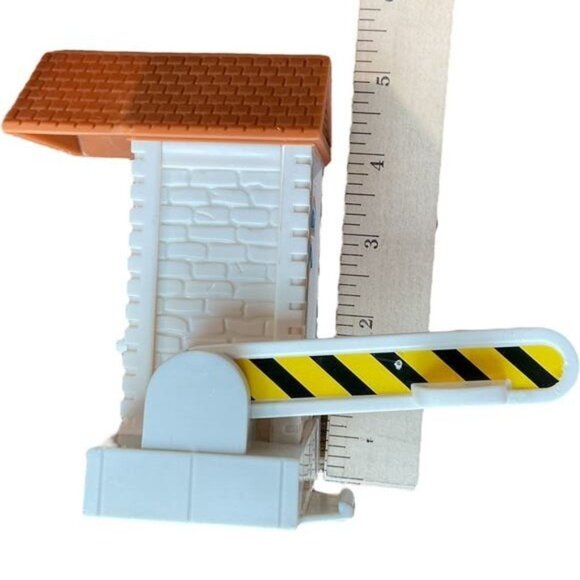 Geotrax Railway Railroad Crossing Booth Toy With Gate & Brick Roof - Picture 2 of 8